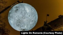  Piațeta Jean Calvin din Cluj-Napoca, „Museum of the Moon", de Luke Jerram, noiembrie 2020.