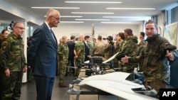 Almaniya kansleri Fridrix Merts Münsterdə Almaniya-Niderland Korpusunu ziyarət edərkən ona "Lockheed Martin Sentinel" kəşfiyyat dronu haqqında izahat verilir.