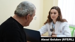În prezent, în R. Moldova funcționează 240 de centre de sănătate autonome. Imagine simbol: un pacient în timpul consultației la medicul de familie.