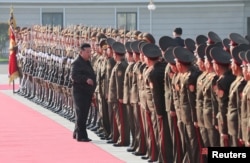 Liderul nord-coreean Kim Jong-Un inspectează infranteria, 17 octombrie 2024.