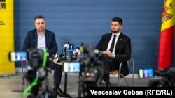 Directorul ANRE, Alexei Taran (stânga), și Ministrul Energiei, Dorin Junghietu, la clubul de presă organizat de Ministerul Energiei și Agenția Națională pentru Reglementare în Energetică, 18 noiembrie 2025