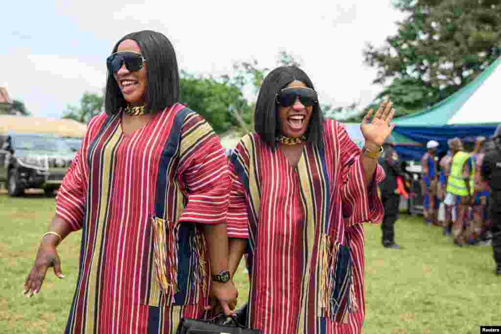 Blizanci iz nigerijskog grada Igbo Ori, inače pripadnici zajednice koja je poznata po jednoj od najvećih stopa nataliteta blizanaca u svijetu, učestvuju na godišnjem festivalu blizanaca, 12. oktobra.