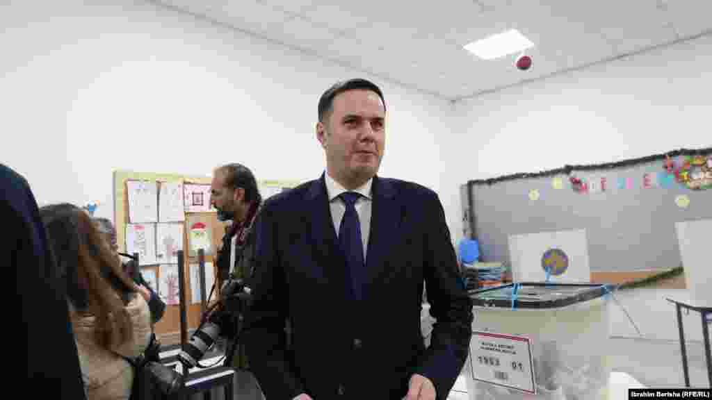 Kryetari i Lidhjes Demokratike të Kosovës dhe kandidati për kryeministër, Lumir Abdixhiku, voton në zgjedhjet e parakohshme parlamentare në një qendër votimi në Prishtinë.