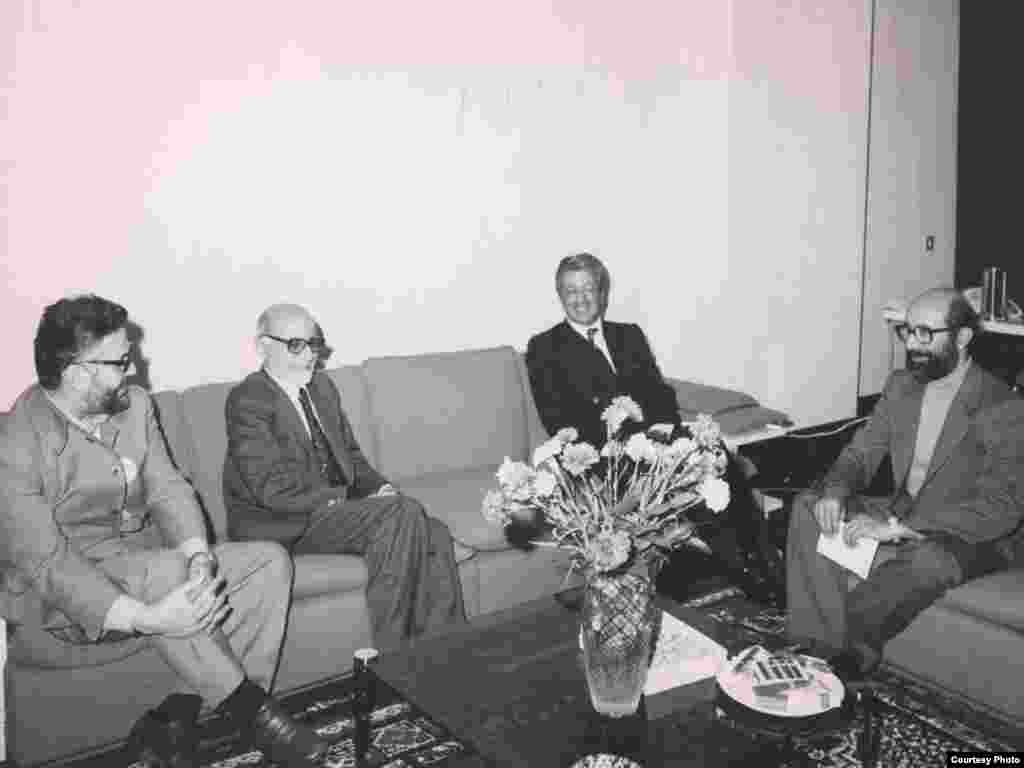 از سمت چپ:  ابراهیم یزدی وزیر خارجه، مهندس مهدی بازرگان نخست وزیر و سمت راست  مصطفی چمران وزیر دفاع   