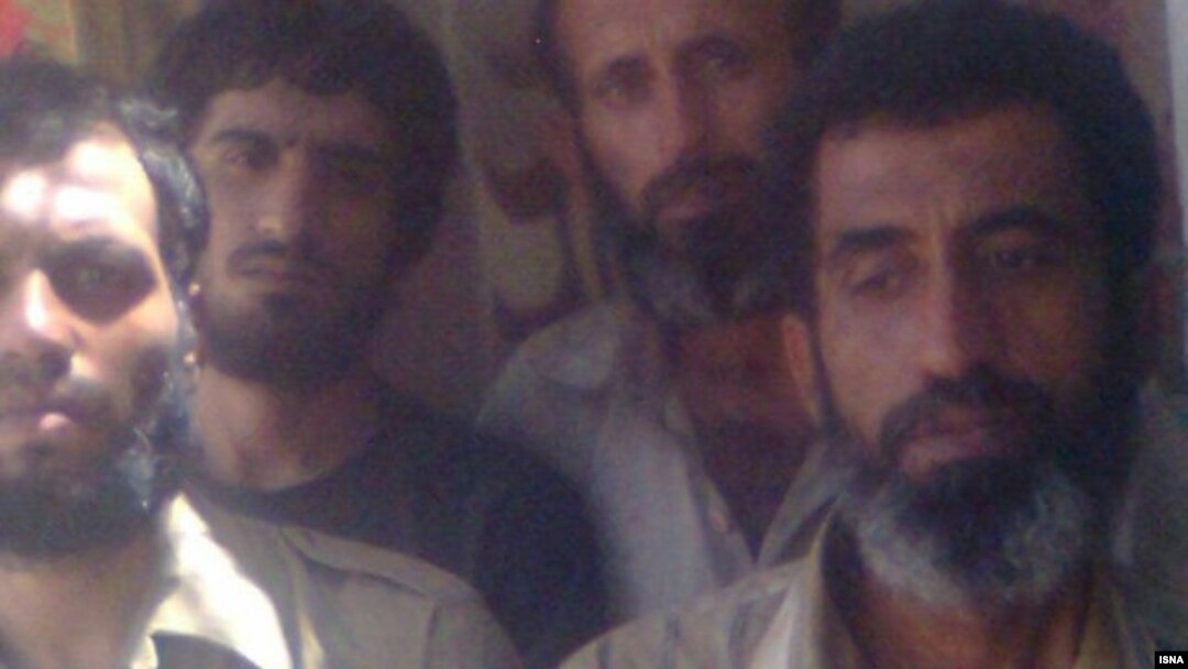محمد شریف پناهنده، نفر دوم از سمت راست، به همراه سه ملوان دیگر که چهار سال پیش ربوده شدند