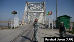 Afghan border police personnel stand guard on the Afghan side of the Afghanistan–Uzbekistan bridge in Hairatan. (file photo)