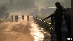 جدایی‌طلبان هوادار روسیه در روستای کارلیفکا در نزدیکی دونتسک