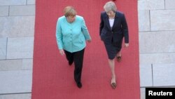 Cancelara Angela Merkel și premierul britanic Theresa May la ceremonia de primire de la Berlin