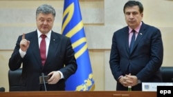 Ukrainian President Petro Poroshenko (left) invited MIkheil Saakashvili to become governor of Odesa Oblast in May 2015. The former Georgian prime minister (right) resigned 18 months later. (file photo)