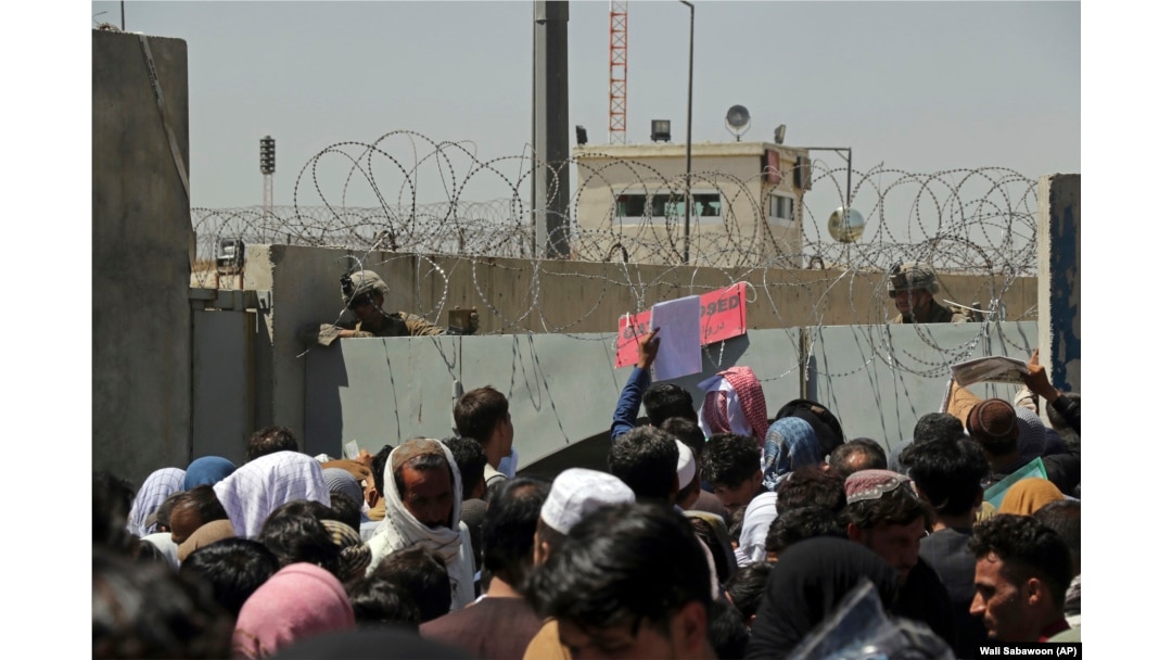 Zile la rând, militarii din interiorul aeroportului din Kabul au privit afganii disperați să fie acceptați în aeroport și apoi în unul din zborurile care au părăsit țara. Atacul terorist din 26 august s-a petrecut la o poartă de acces în aeroport. În total, 122.300 de persoane au fost evacuate în ultimele zile ale prezenței forțelor internaționale în Afganistan.