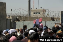 Zile la rând, militarii din interiorul aeroportului din Kabul au privit afganii disperați să fie acceptați în aeroport și apoi în unul din zborurile care au părăsit țara. Atacul terorist din 26 august s-a petrecut la o poartă de acces în aeroport. În total, 122.300 de persoane au fost evacuate în ultimele zile ale prezenței forțelor internaționale în Afganistan.