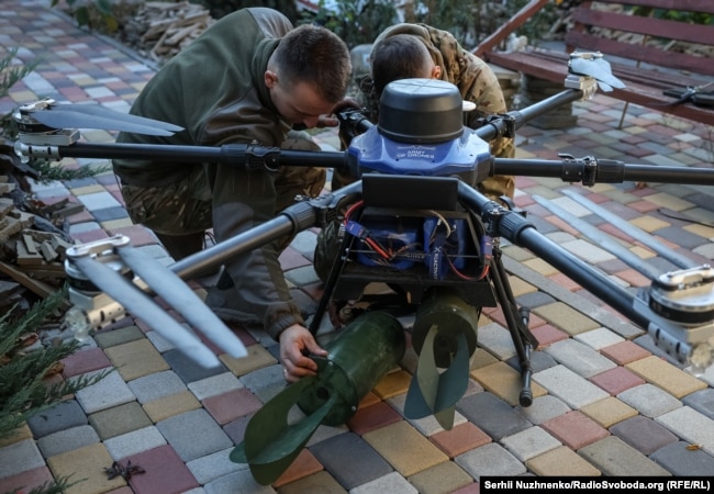 Ushtarët ukrainas e mbushin me municion një dron të modifikuar.