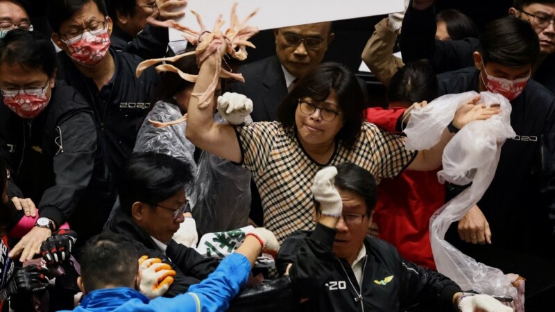Тајвански пратеници се гаѓаа со свински црева по кавга за увозот на свинско месо