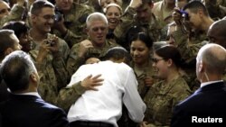 Preşedintele Barack Obama în vizită la trupele americane de la baza aeriană din Bagram, 2 mai 2012