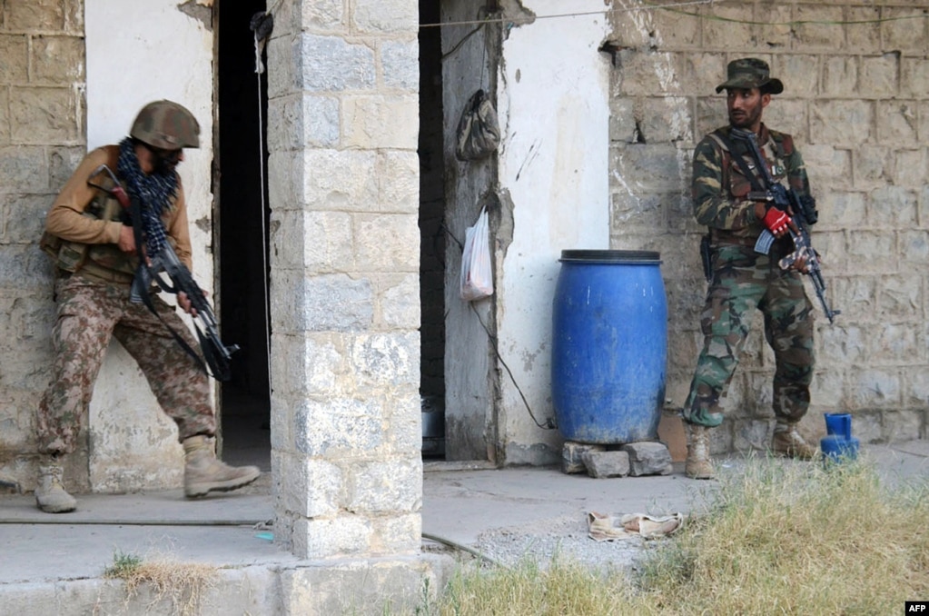 Pakistani soldiers take positions as they search a house during a military operation against Taliban militants in the North Waziristan district. (file photo)