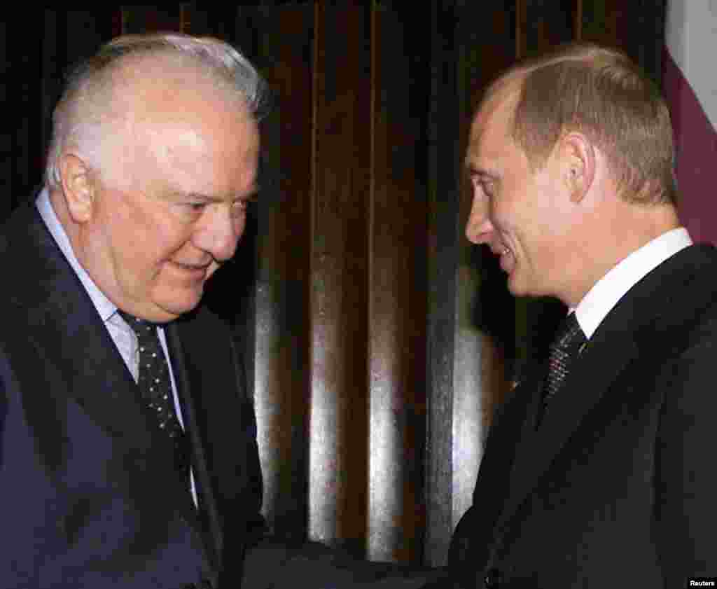 Шеварднадзе бо Владимир Путин дар Малдова, 6 октябри соли 2002