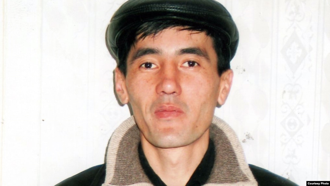 Жалаңаш еркектер көрсетеді Сонали Бендренің жалаңаш суреттері