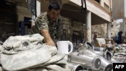 Иракский поставщик продает снаряжение, взятое с заброшенной американской военной базы, Багдад, 15 июля 2010