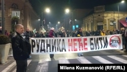 Okupljeni na protestu u Valjevu u zapadnoj Srbiji zbog geoloških istraživanja kanadske kompanije Euro litijum Balkan, 19. novembar 2024. 