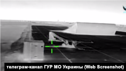 Скриншот с видео ГУР МО Украины, на котором зафиксирован удар по БпЛА «Орион» в Крыму