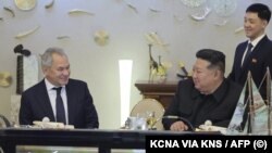 Sergej Šojgu i Kim Jong Un na neidentifikovanoj lokaciji u Sjevernoj Koreji, fotografija koju je objavila korejska državna agencija 14. septembra 2024.