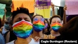 Protest al comunității LGBT la Istanbul, pe 1 iulie 2021, față de retragerea oficială a Turciei din Convenția de la Istanbul