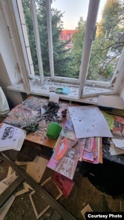 В мастерской выбило окно, множество картин были изрезаны осколками
