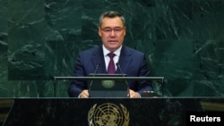 Кыргызстандын президенти Садыр Жапаров Нью-Йорктогу БУУнун баш кеңсесинде Бириккен Улуттар Уюмунун Башкы Ассамблеясынын 81-сессиясында сүйлөп жатат. 22-сентябрь, 2026-жыл.