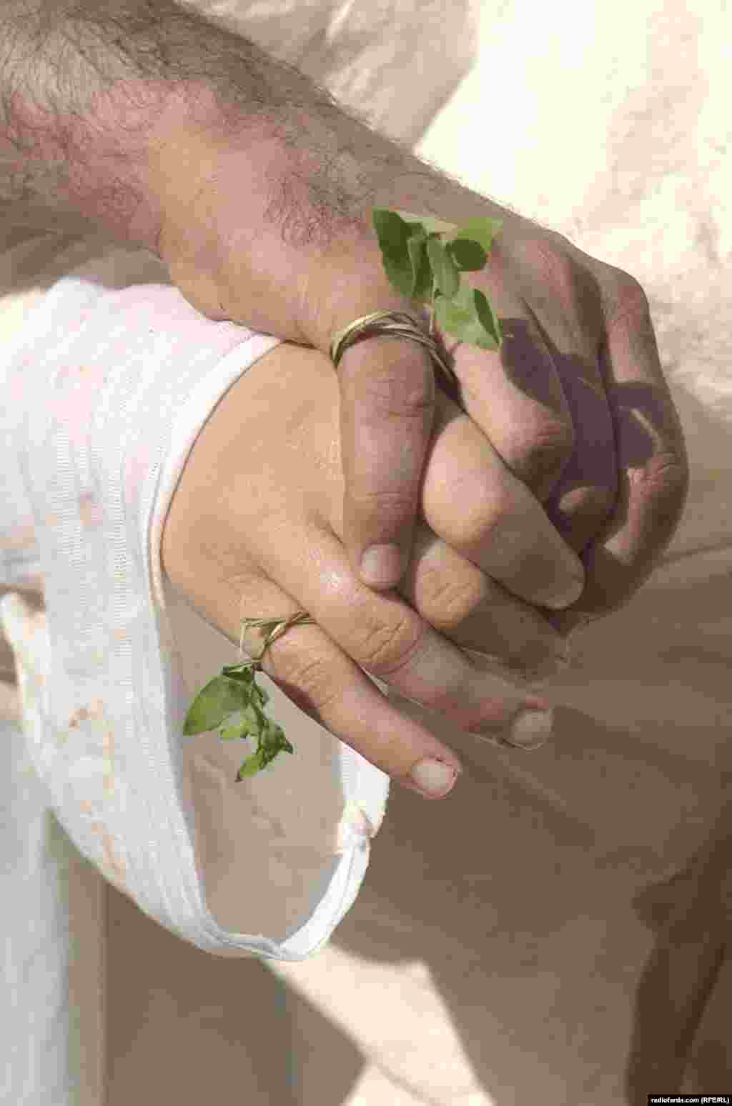 هر فرد مندایی باید قبل از مراسم ازدواجش غسل کند.