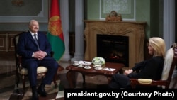 У часе інтэрвію Аляксандра Лукашэнкі Грэце Ван Сустэрэн, жонцы спэцыяльнага пасланьніка прэзыдэнта ЗША ў Беларусі Джона Коўла, для тэлеканалу Newsmax. 13 сьнежня 2025 году