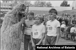 Young runners being interviewed in 1985 by Leopold, a popular character from the children’s television show The Biggest Friend.