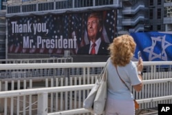 Për dallim nga Omani dhe shtete të tjera rajonale, Izraeli ka përkrahur sulmet amerikane. Ky bilbord falënderues për vendimin e Trumpit është vendsur në Ramat Gan të Izraelit më 22 qershor.