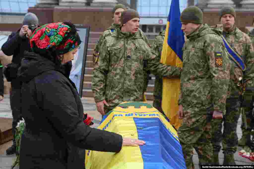 Дружина загиблого українського військового Руслана Ганущака біля труни чоловіка