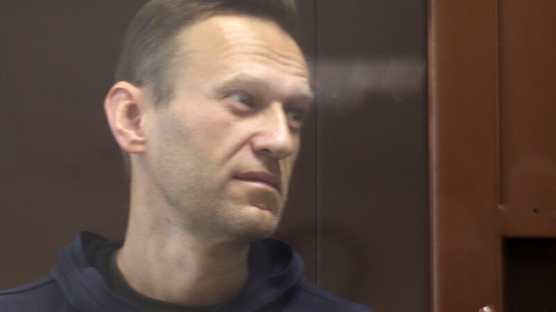 Навального отправили в штрафной изолятор за расстегнутую пуговицу