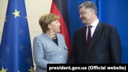 Президент України Петро Порошенко і канцлер Німеччини Ангела Меркель. Берлін, 10 квітня 2018 року