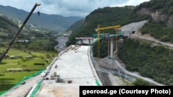  ქვეშეთი-კობის გზის მშენებლობა (ფოტო არქივიდან).