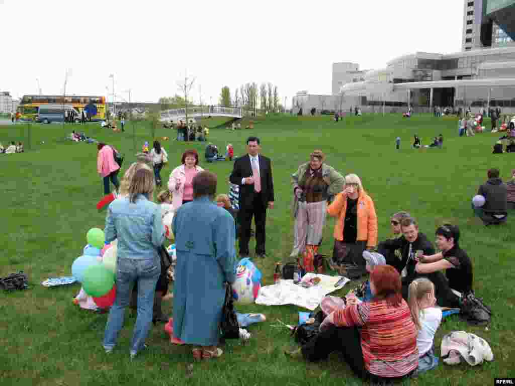 На афіцыйных сьвяткаваньнях 1 траўня дазвалялі піць піва