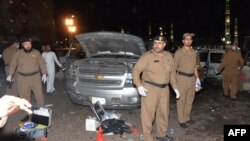 Pjesëtarët e sigurisë saudite janë tubuar në vendin e sulmit vetëvrasës afër Xhamisë së Profetit në Medinë