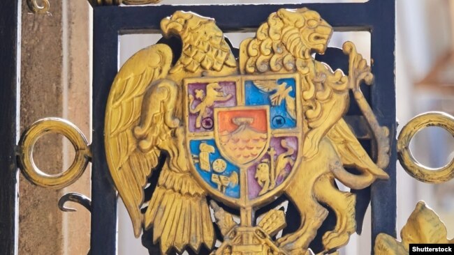Ermənistan gerbinin mərkəzində Ağrı dağı təsvir olunub.