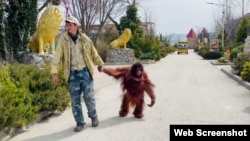 Співробітник парку левів «Тайган» веде за руку Дану