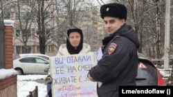 Лена Патяева, подруга Седы Сулеймановой. Пикет в Санкт-Петербурге 25 ноября 2025 г. Фотография проекта "Слово защите"