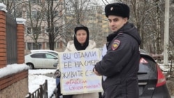 Лена Патяева, подруга Седы Сулеймановой. Пикет в Санкт-Петербурге 25 ноября 2025 г. Фотография проекта "Слово защите"