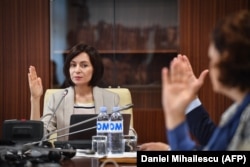 Прем'єрка Молдови (2019 рік) Мая Санду голосує на першому засіданні її уряду 10 червня 2019 року
