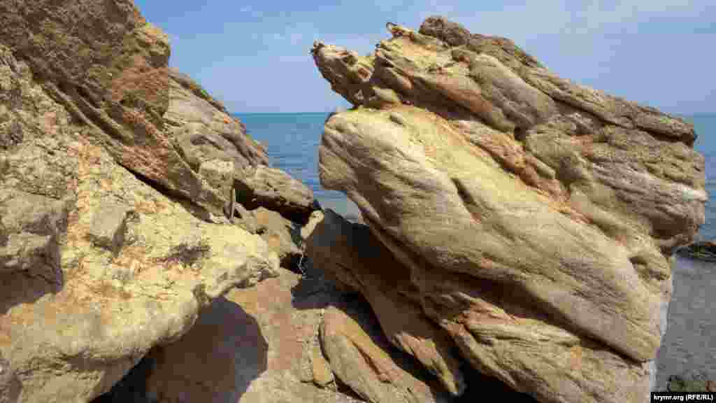Обработанные морем твердые песчаники мыса у воды. Крым.Реалии прогулялись по береговой линии под мысом Керменчик. Подробнее&nbsp;&ndash; в фоторепортаже