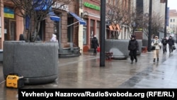 Генератори біля закладів в центрі Дніпра під час вимкнення світла, 29 січня 2026 року