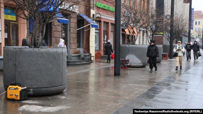 Генератори біля закладів в центрі Дніпра під час вимкнення світла, 29 січня 2026 року