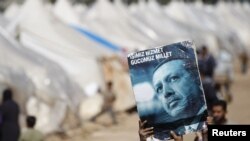 Сирийский мальчик-беженец держит в руках постер Эрдогана, провинция Хатай, 18 марта 2012