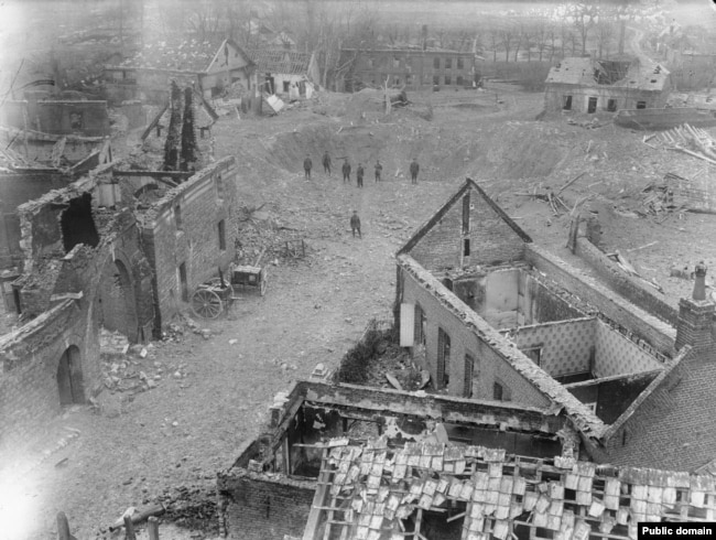 Një skenë në Francën veriore pas Operacionit "Alberich" të Gjermanisë, një nga veprimet e para ushtarake që mori një emër të koduar. Plani u emërtua sipas një xhuxhi të fuqishëm nga folklori gjerman.