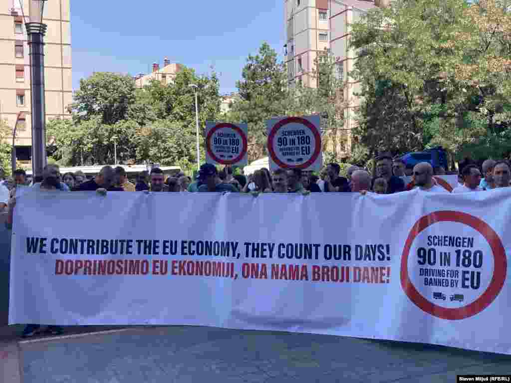 Učesnici protesta u Beogradu drže transparent "Doprinosimo EU ekonomiji, ona nama broji dane""