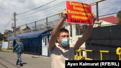 Serik Azhibai protesting outside the Chinese consulate in Almaty